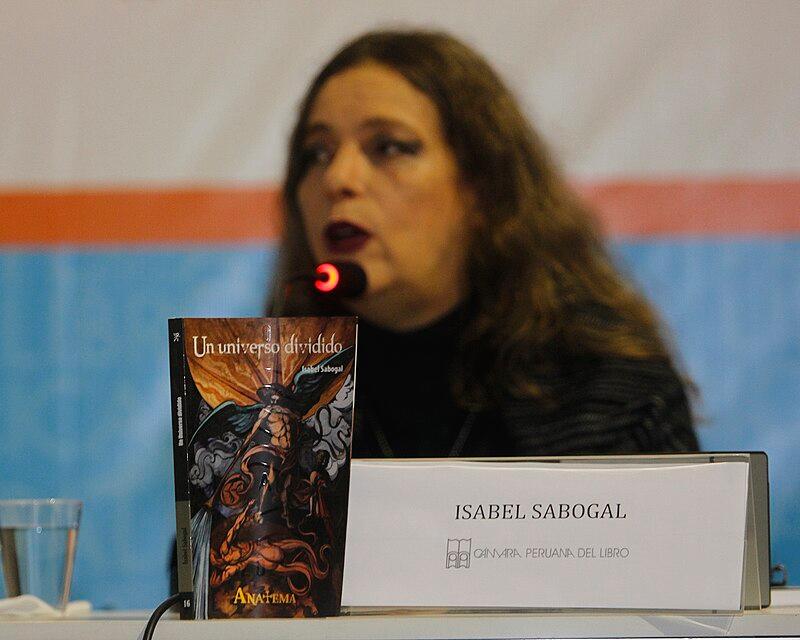 Isabel Sabogal en una presentación Foto de Isabel Sabogal en la presentación de su libro en la Feria del libro
