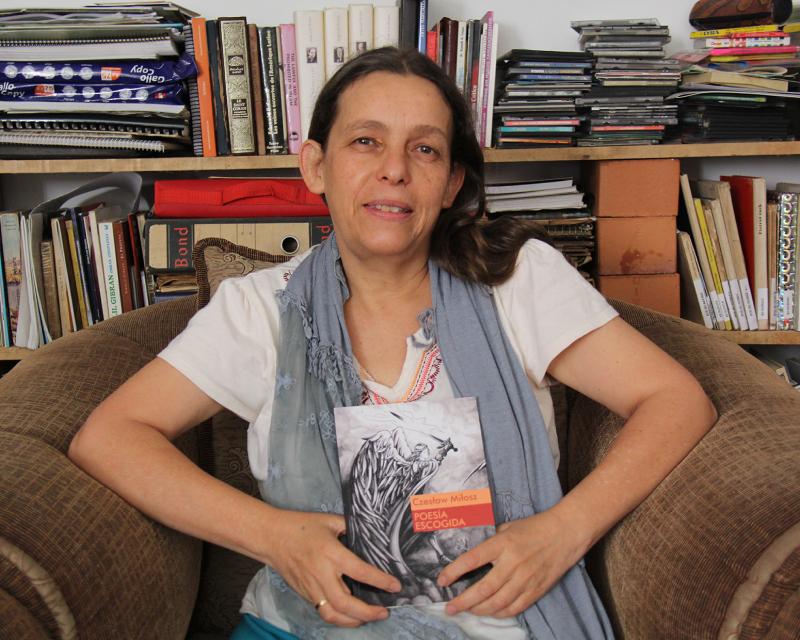 Foto de Isabel Sabogal en que enseña su libro Un universo dividido, se ve la portada, tomada por Beto Venero